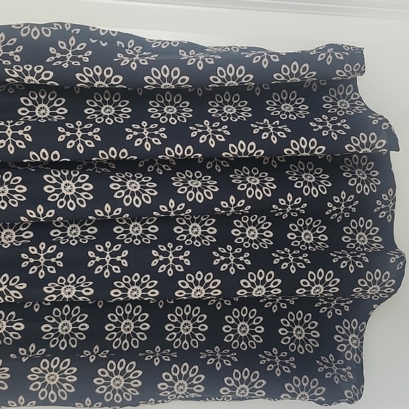 NWT MONDAY FUN Briana Smockef Floral Sleeveless Top - Navy Blue & Cream Small - Picture 3 of 9